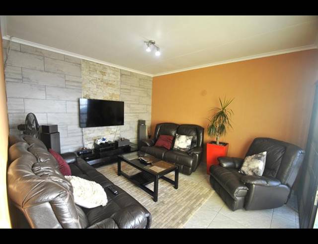 3 BEDROOM HOUSE FOR SALE IN DAWN PARK